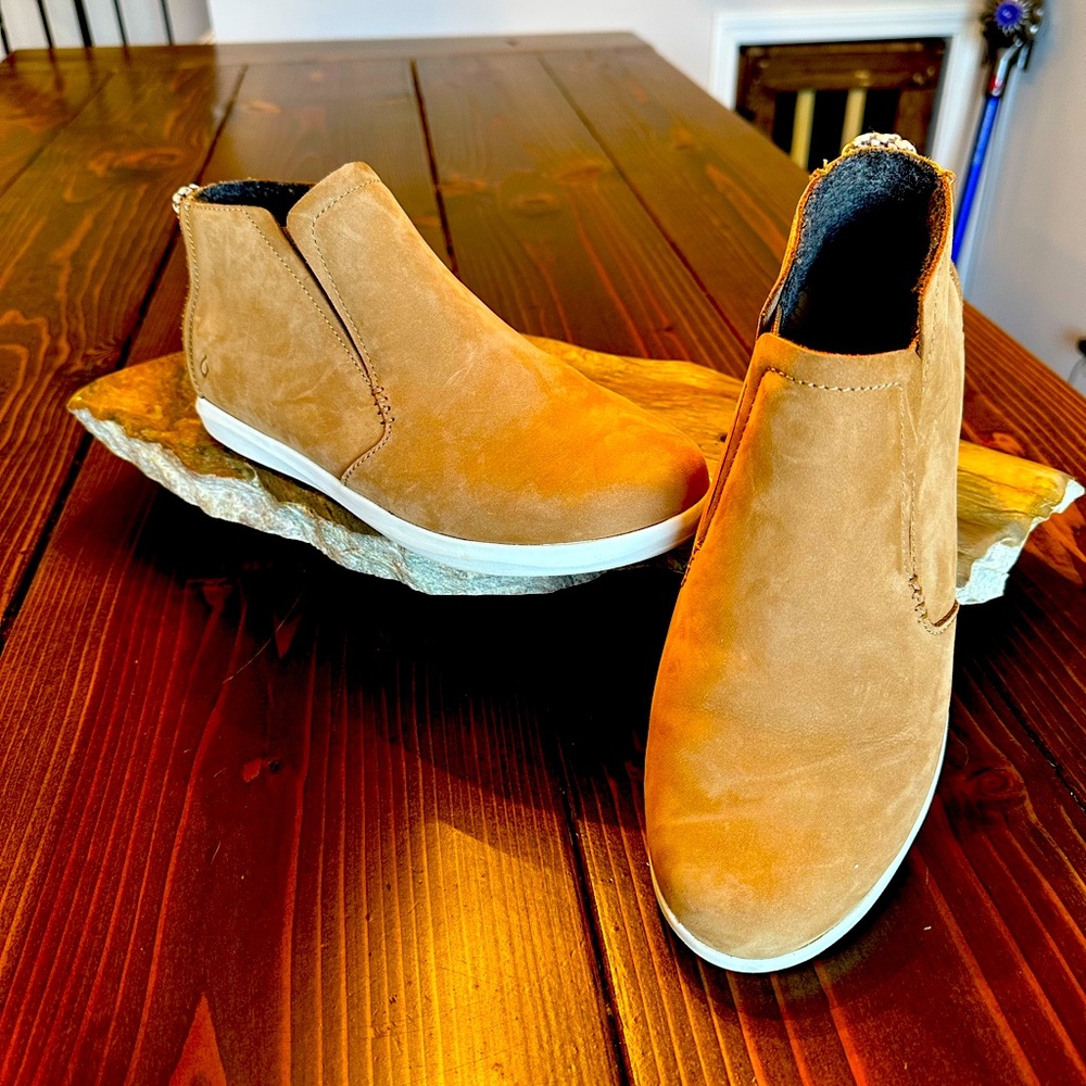 NWOT. Olukai Hawai-iloa manu hope shoe.